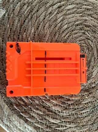 Pistola Nerf y recargado