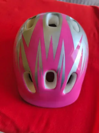 Casco infantil rosa y plateado