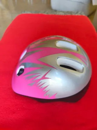Casco infantil rosa y plateado