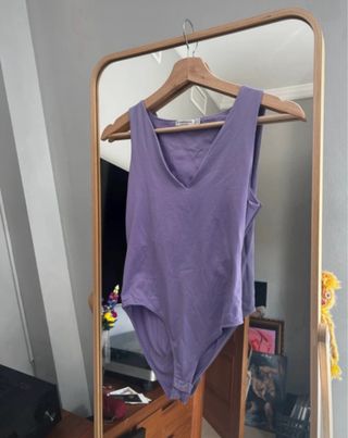 Body lila escote pico Stradivarius Talla S