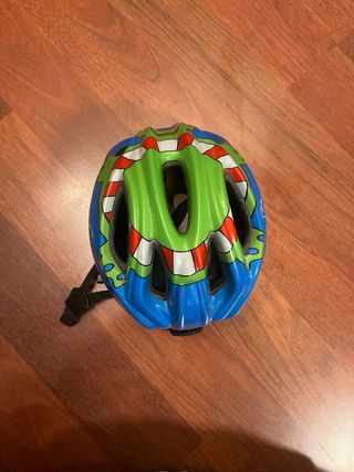 Casco infantil KBD azul con diseño de cocodrilo