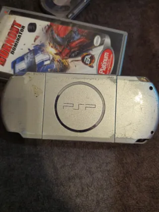 Console portatile Sony PSP in argento con vari giochi