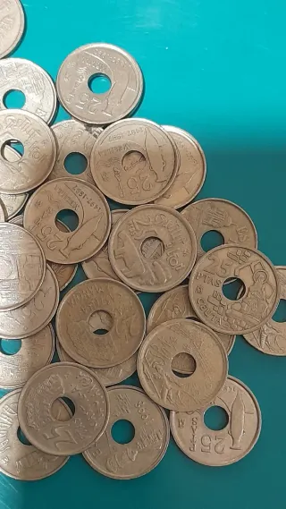 Lote de 44 monedas de 25 ptas. con agujero