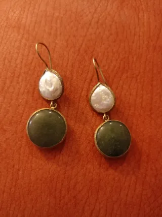 Orecchini pendenti madreperla e giada