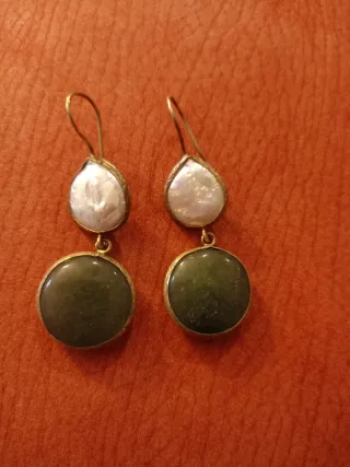 Orecchini pendenti madreperla e giada