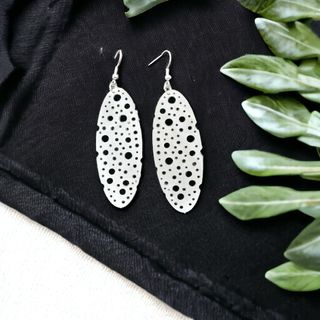 Pendientes largos ovalados con círculos