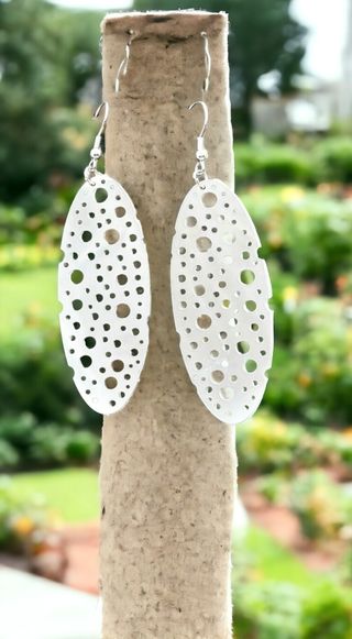 Pendientes largos ovalados con círculos