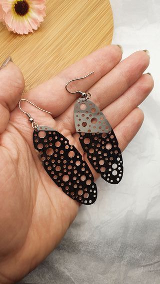 Pendientes largos ovalados con círculos