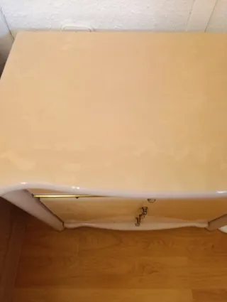 Dos mesillas de noche estilo vintage.