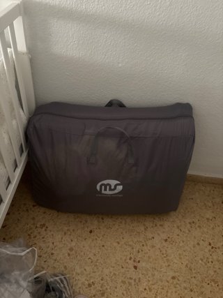 Minicuna gris con ruedas