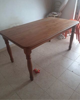Mesa de jantar em madeira maciça