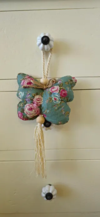 Colgadores mariposa hechos a mano