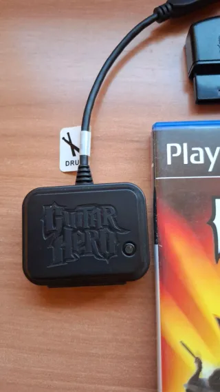 Accesorios Guitar Hero PS2: Micrófono y Dongle
