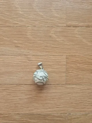 Llamador de ángeles blanco y plateado