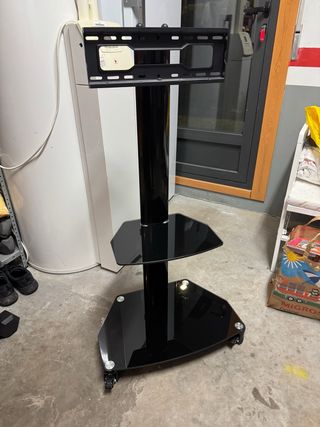 Soporte TV con ruedas y baldas.