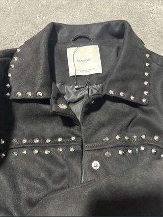 Cazadora efecto ante Mango tachas