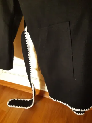 Chaqueta negra con ribete blanco Talla M