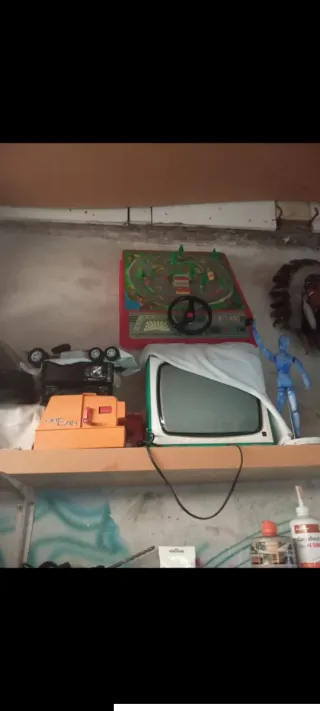 Televisor antiguo verde y blanco