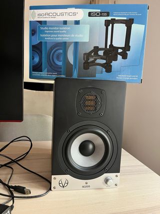 Monitores de estudio Eve Audio SC205.