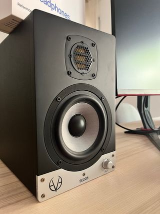 Monitores de estudio Eve Audio SC205.