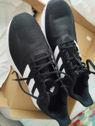 Zapatillas Adidas Negras y Blancas