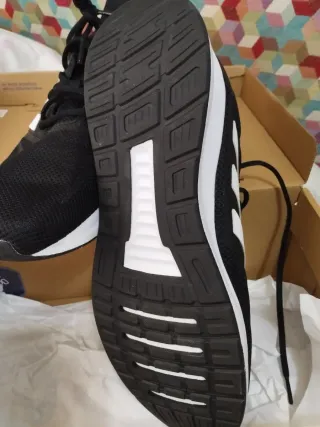 Zapatillas Adidas Negras y Blancas