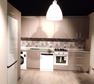 Cocina exposición beige y blanca