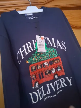 Sudadera azul con estampado navideño