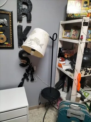 Lámpara de pie de hierro