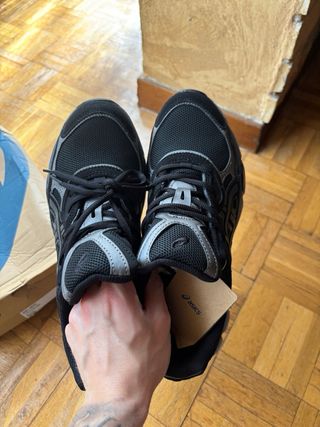 Asics Gel NYC negras y grises