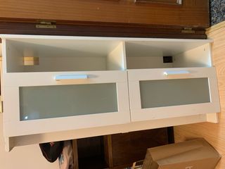 Mueble TV blanco con puertas de cristal
