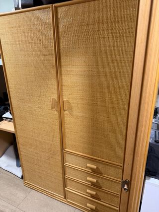 Armario de madera y ratán
