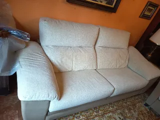 Sofá y sillón beige y marrón