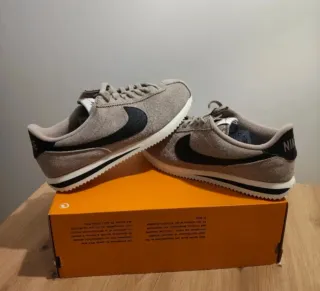 Nike Cortez Talla 42 Beige/Negro