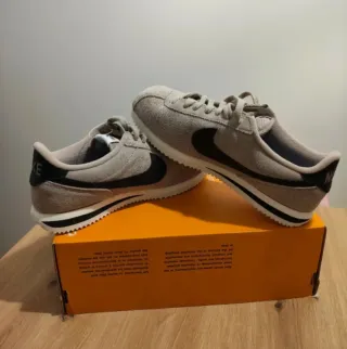 Nike Cortez Talla 42 Beige/Negro