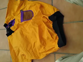 Chaqueta estanca kayak amarilla y morada