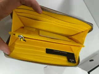 Portafoglio donna Calvin Klein beige con logo gial