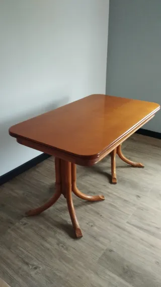 Mesa de salón color nogal de 830 x 1400 (ext 2200)