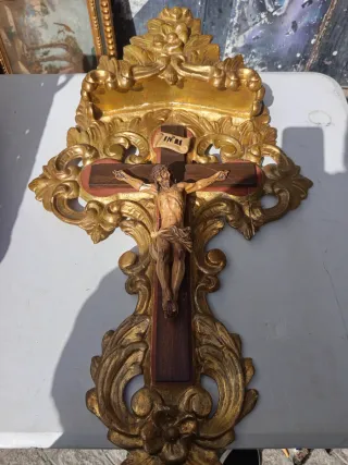 Crucifijo de madera dorado