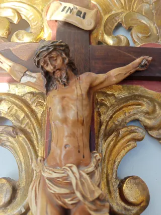 Crucifijo de madera dorado