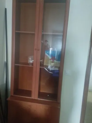 Estantería de madera y cristal