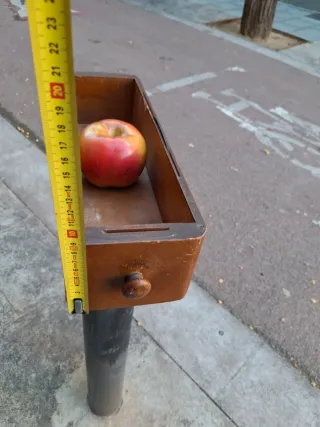 Cajón antiguo de máquina de coser de madera
