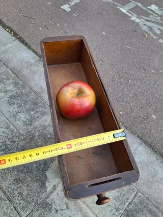 Cajón antiguo de máquina de coser de madera