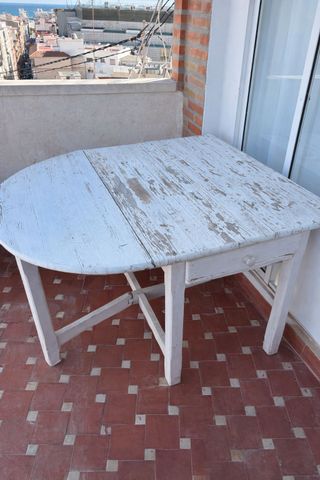 Mesa de madera pintada blanca