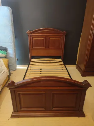 Dormitorio completo de madera de nogal glaseado