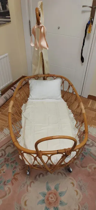 Moisés de mimbre con capota y ruedas