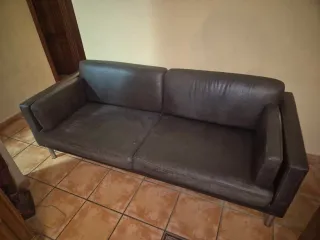 Sofá de piel marrón