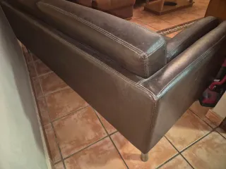 Sofá de piel marrón