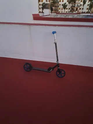 Patinete plegable con ruedas azules