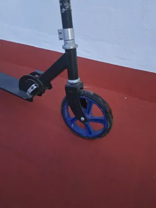 Patinete plegable con ruedas azules